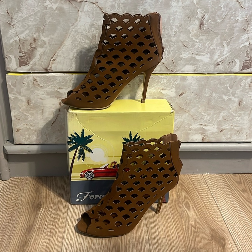 Brand New!! Size 10 Roxy-12 Tan Shoes